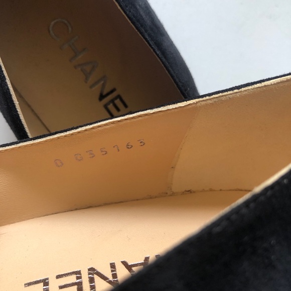 CHANEL Black Suede Grosgrain Captoe Pump with Silver Chain Detail - Picture 7 of 14